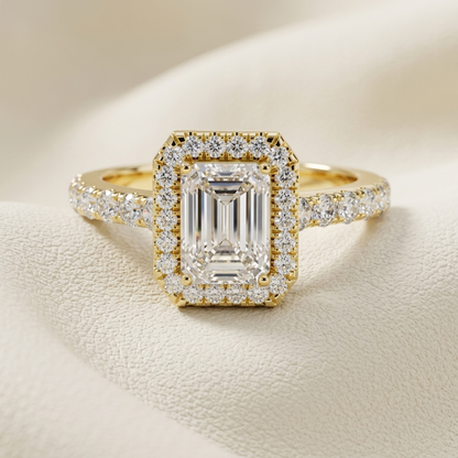 Smaragdgeschliffener Diamant-Halo-Ring mit Pavé-Band | Perfekt eingefasst